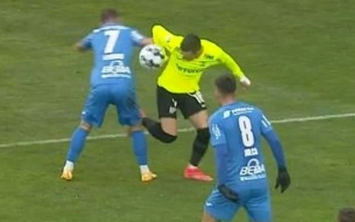 
    Florin Tănase a făcut o ”dublă” din penalty-uri inventateFOTO: Sportpictures.eu  