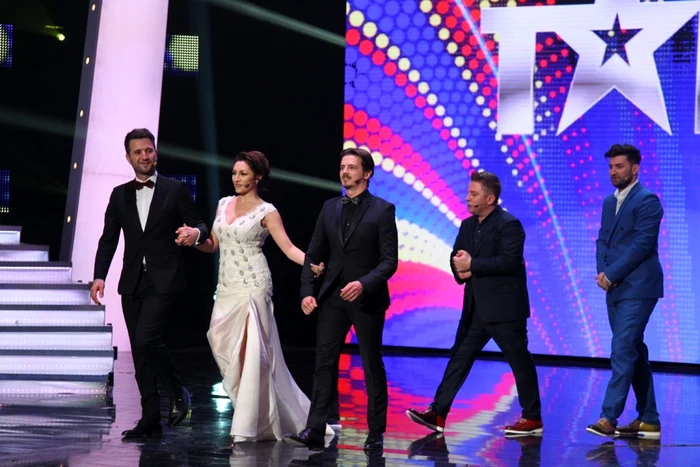 Cei trei membri ai juriului, Andi Moisescu, Andra şi Mihai Petre, alături de prezentatorii show-ului, Pavel Bartoş şi Smiley FOTO Pro TV
