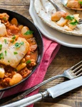 Tocana de fasole cu carnati si peste  Sursa foto shutterstock 712446559 jpg