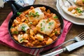 Tocana de fasole cu carnati si peste  Sursa foto shutterstock 712446559 jpg