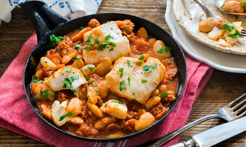 Tocana de fasole cu carnati si peste  Sursa foto shutterstock 712446559 jpg