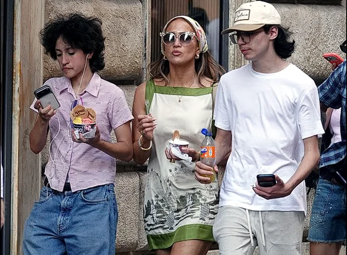 Jennifer Lopez a plecat cu copii în vacanță/sursă foto: social media