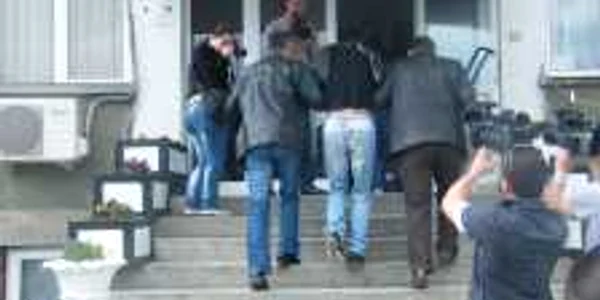 Toţi cei trei tineri şi-au petrecut o noapte în arest