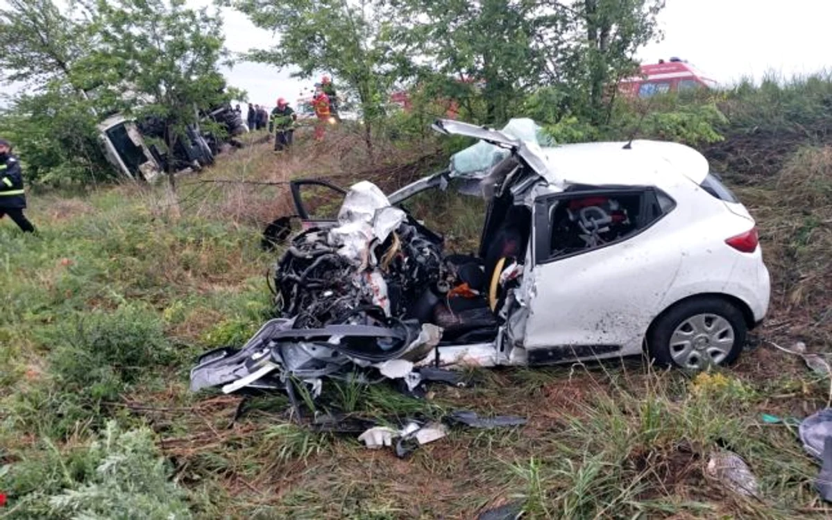 Maşina în care se aflau tinerii şi copilul lor a fost practic distrusă în urma impactului cu autotrenul Foto: ISU Galaţi