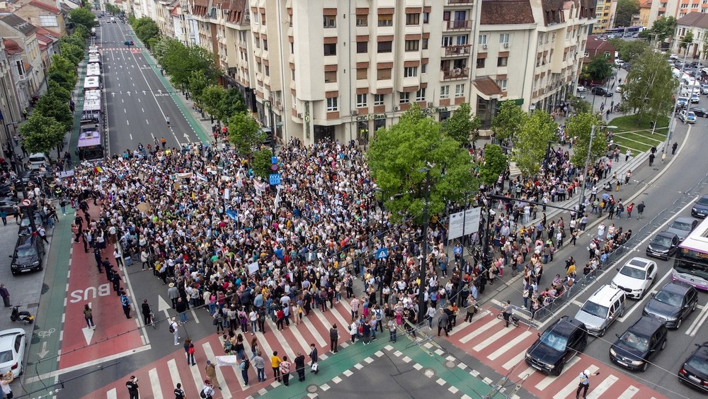 Profesorii au blocat traficul în fața Prefecturii și l-au huiduit pe premierului Ciucă
