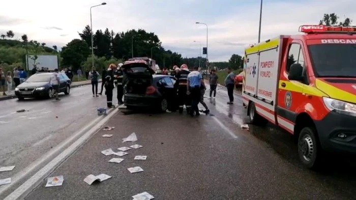 Mai multe echipaje de pompieri şi ambulanţă au intervenit la faţa locului FOTO botosaneanul.ro