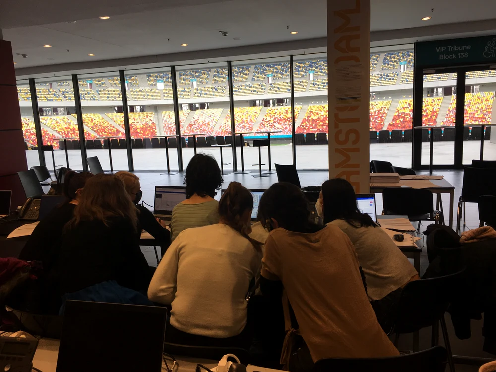 Sălile sunt generoase, unele cu o priveliște superbă asupra stadionului național