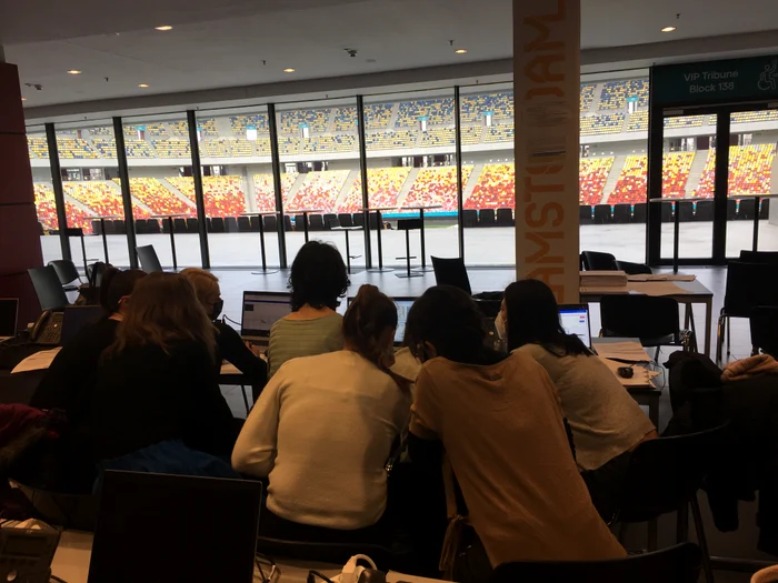 Sălile sunt generoase, unele cu o priveliște superbă asupra stadionului național