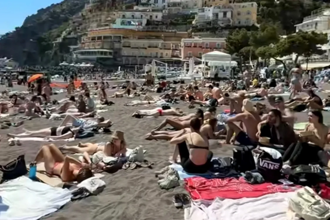 Plaja din Positano, aglomerată în luna mai ca în plin sezon. Foto: captură TikTok
