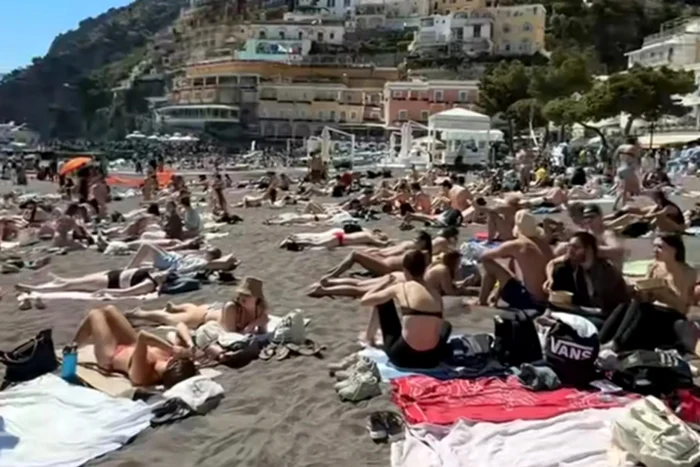 Plaja din Positano, aglomerată în luna mai ca în plin sezon. Foto: captură TikTok