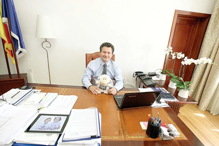 Mihnea Costoiu a adus de acasă sau a primit în dar diverse lucruri care îi fac zilele mai plăcute