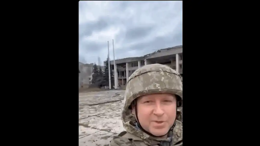 Soldații ucraineni s-au filmat în centrul unui oraș despre care Putin a fost mințit de generalii săi că este „curățat”