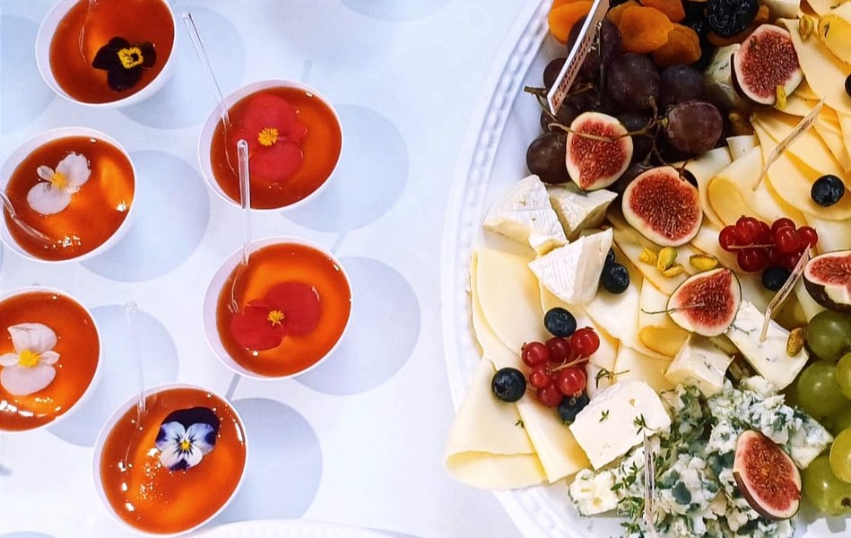 Rețeta de cheesecake sărat cu dulceață de roșii. Un aperitiv franțuzesc inedit, pentru orice masă festivă