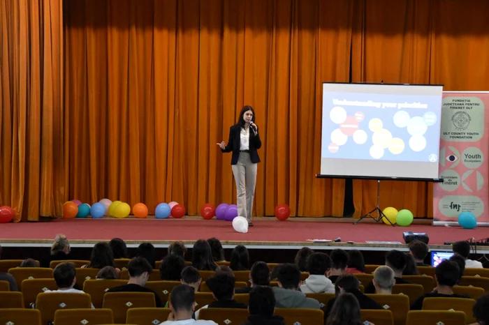 Studenta, în fața liceenilor din Slatina FOTO: arhiva personală A.D.