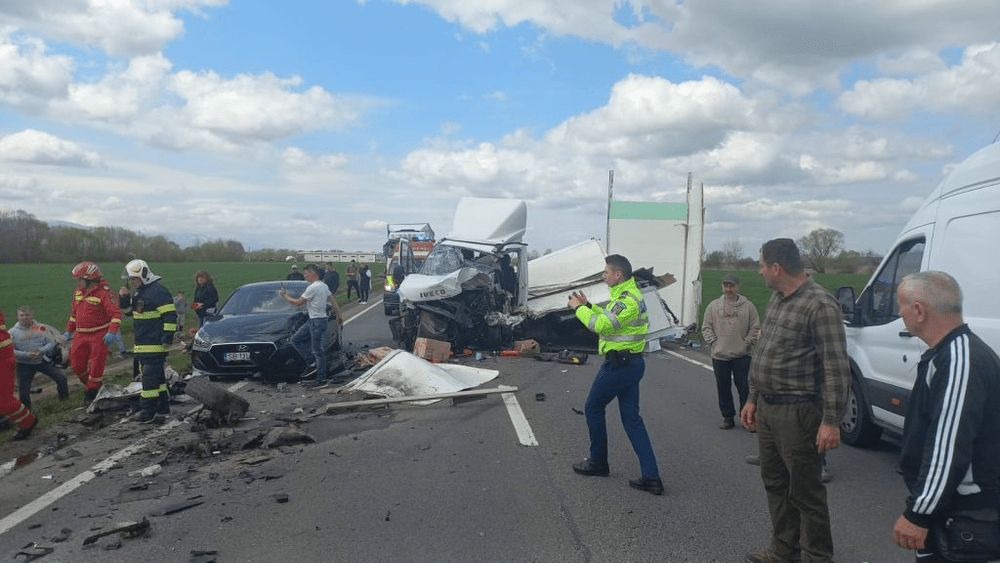 Şase persoane rănite într-un accident produs pe DN 1, între Viştea şi Olteţ. Traficul a fost blocat