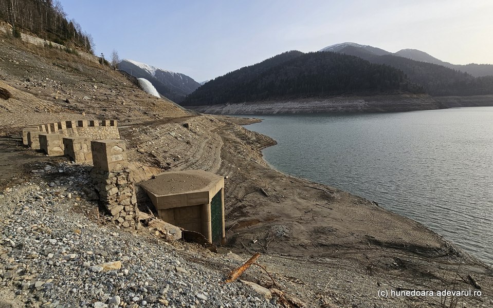 Imagini uimitoare cu un mare baraj din România. Construcții neștiute, pe fundul lacului din Retezat VIDEO