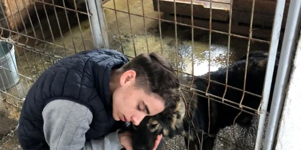 Costi Ţiţitigă - băiatul de la centrul de plasament din Vâlcea care s-a implicat în ajutorarea unui Adăpost Public pentru Câini de la Băbeni Foto Adevărul