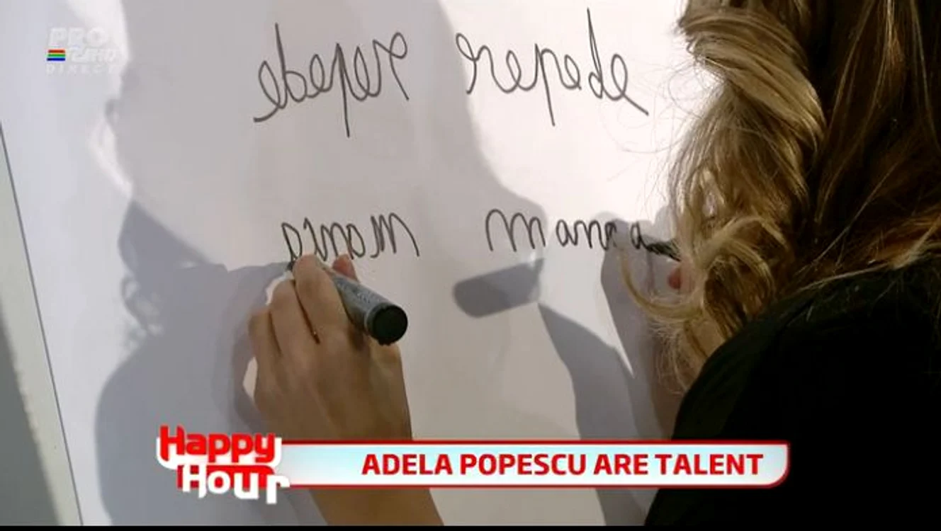 Adela a impresionat pe toată lumea cu talentul ei de a scrie simultan cu ambele mâini (captură: PRO TV)