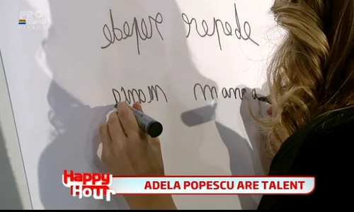 Adela a impresionat pe toată lumea cu talentul ei de a scrie simultan cu ambele mâini (captură: PRO TV) jpeg