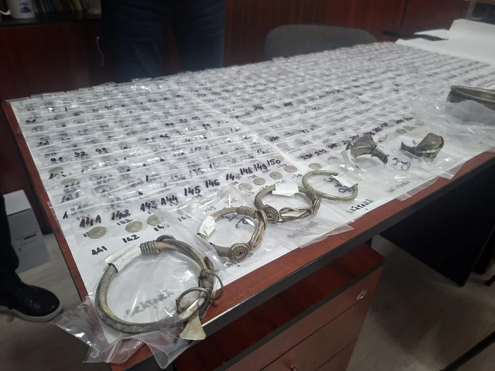 Brățările dacice de la Botoșani FOTO Cosmin Zamfirache