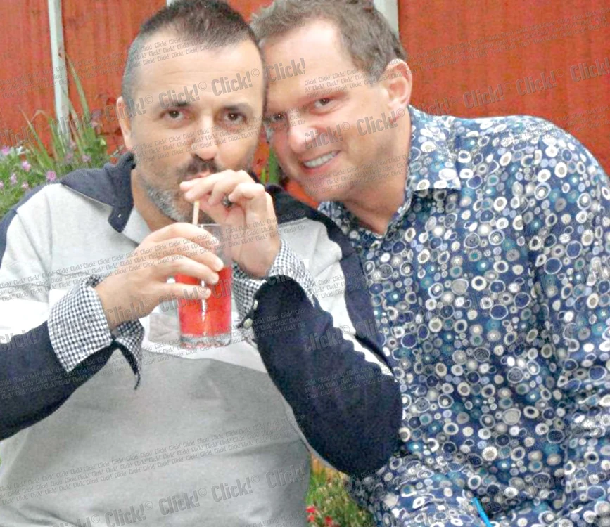 
    Leonard şi Miguel se iubesc de zece ani.  Deşi nu şi-au ascuns niciodată relaţia,  fostul prezentator tv a recunoscut că este  homosexual abia miercuri seară  