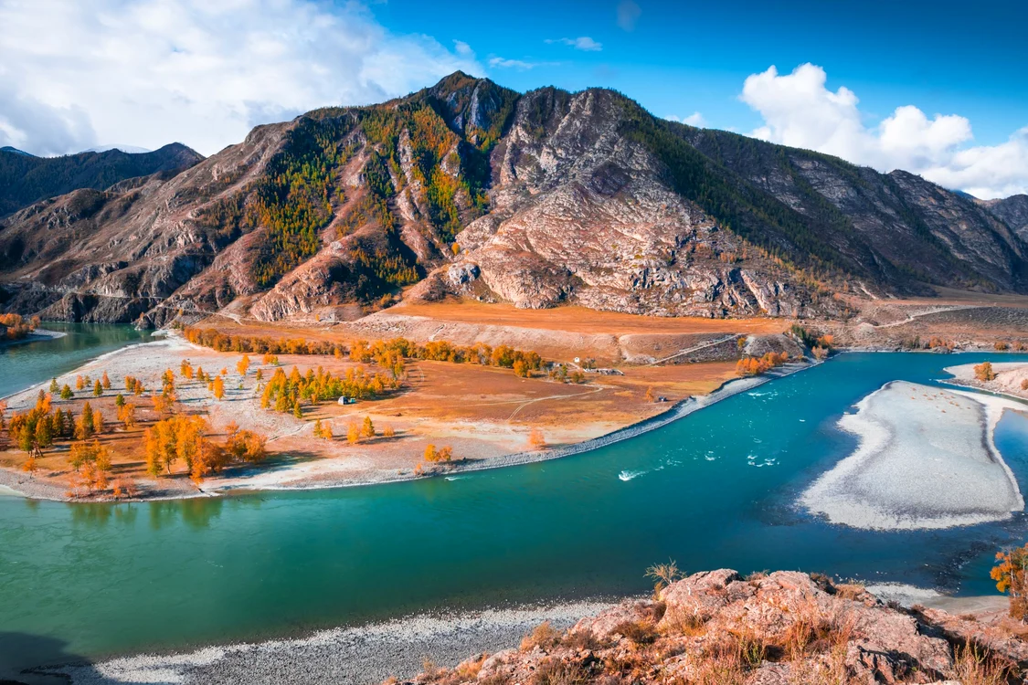 Confluența râurilor Chuya și Katun în munții Altai, Siberia, Rusia Foto Shutterstock