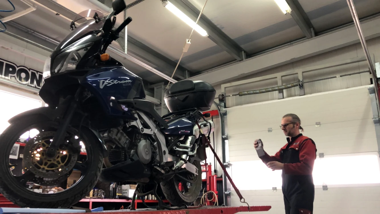 Mecanicul transmite prin aplicație probleme motocicletei