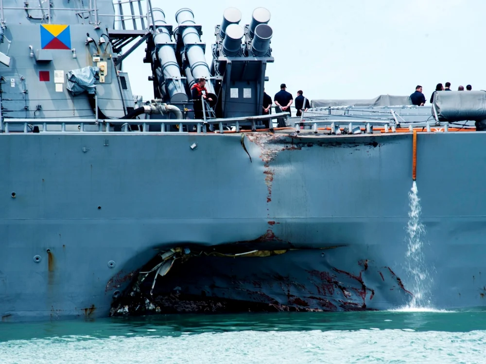 Distrugătorul USS John McCain