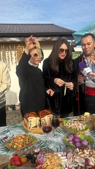 Artiștii s-au adunat la pomana porcului din Domnești - Foto: Click!