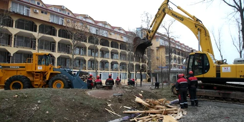 Începe demolarea hotelului „Histria“!
