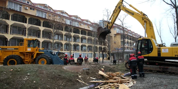 Începe demolarea hotelului „Histria“!