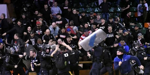 Steaua Bucureşti - Dinamo Bucureşti handbal bătaie tribune FOTO Sportpictures