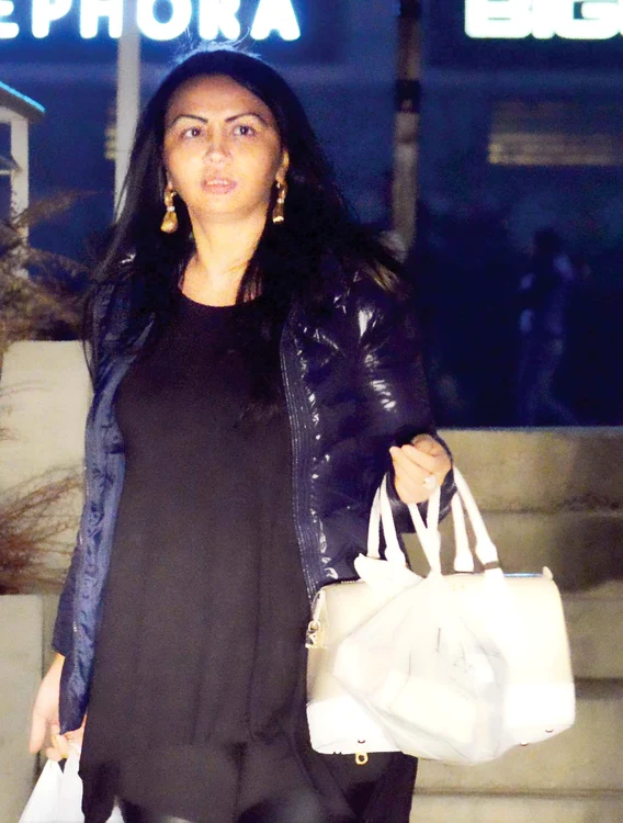 Nevasta manelistului a atacat-o pe "Beyonce de România" în propria casăFoto: Alex Muscaliu