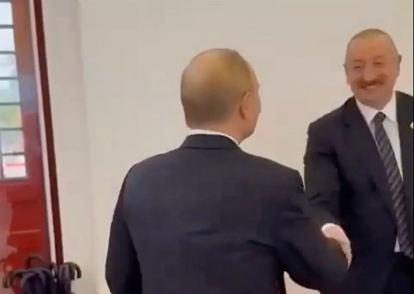 O strângere de mână între Putin și liderul Azerbaidjanului alimentează zvonurile despre un nou război