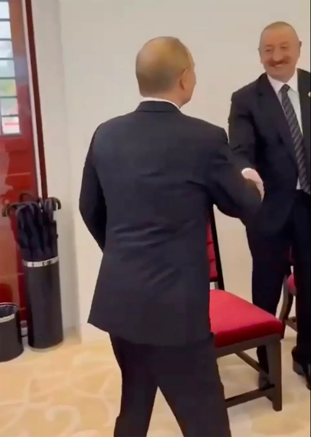 O strângere de mână între Putin și liderul Azerbaidjanului alimentează zvonurile despre un nou război