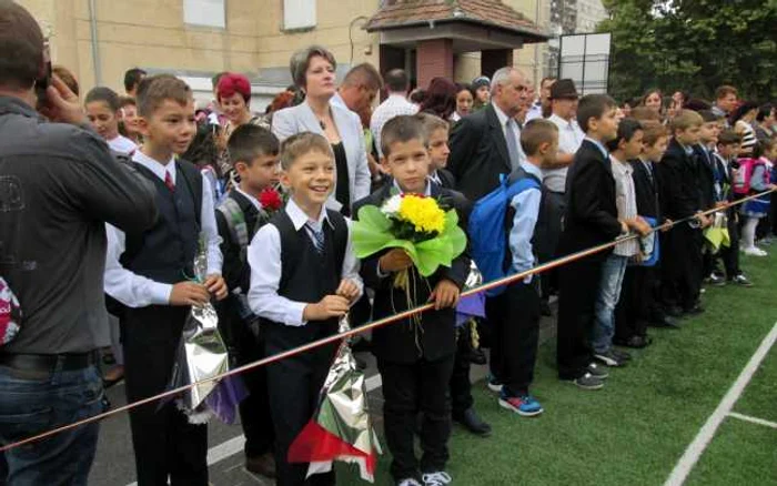 În Vâlcea, elevii de clasa I şi a II-a vor învăţa după manuale auxiliare. Foto Adevărul