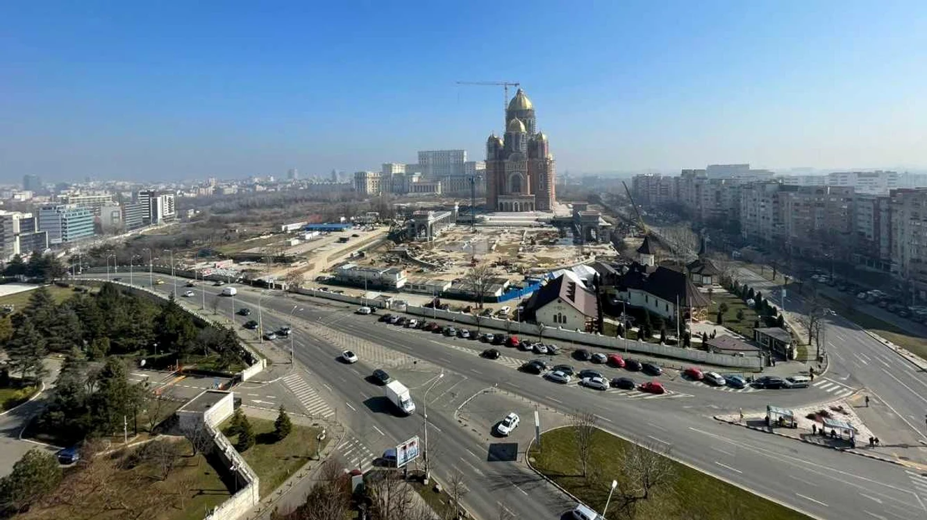 
    Catedrala Neamului pare un Goliath în țara piticilor pe lângă celelalte clădiriFoto: basilica.ro  
