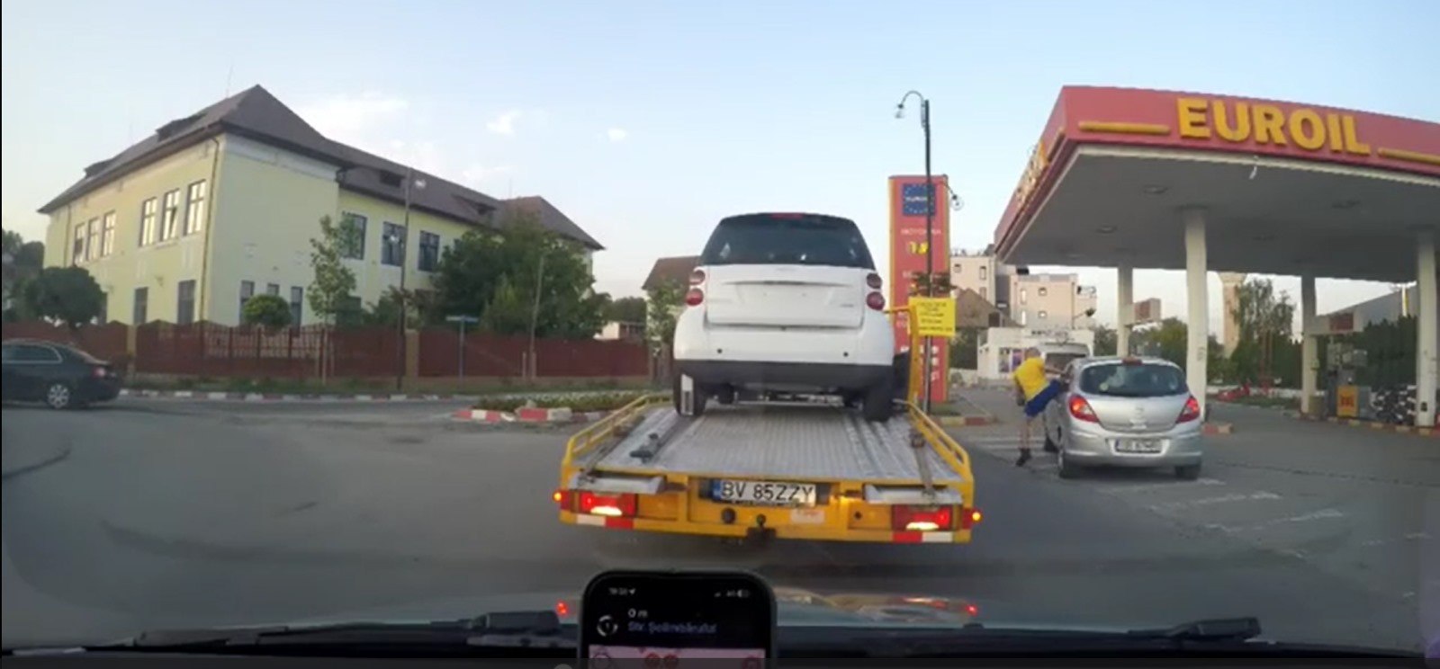 Cine este polițistul bătăuș care a atacat cu bestialitate un șofer într-o benzinărie: „Nu te aștepți ca cineva să zboare prin mașina ta” Cine este polițistul bătăuș care a atacat cu bestialitate un șofer într-o benzinărie: „Nu te aștepți ca cineva să zboare prin mașina ta”