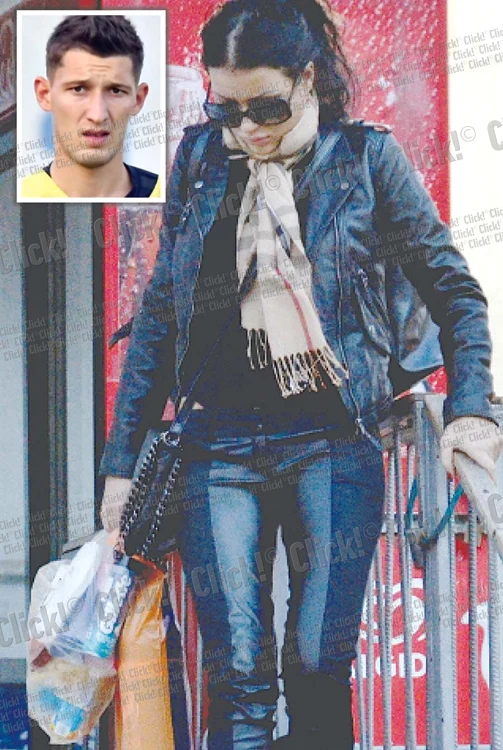 
    Daniela Crudu  a fost surprinsă  de fotoreporterii  Click! făcând  cumpărături pentru ea şi iubitul ei (foto: Lexar)  