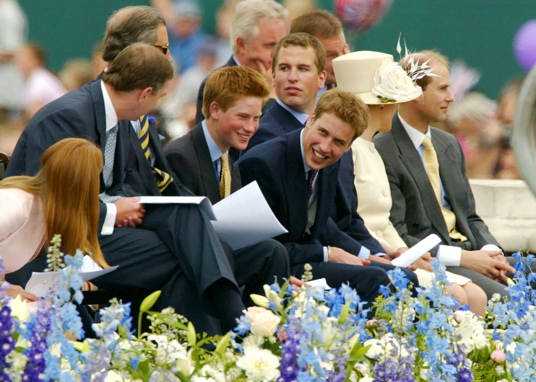 Andrew, Charles, Prințul Harry, Prințul William, Peter Phillips, Sophie și Prințul Edward la Jubileul de Aur din 2002 GettyImages 658727 jpg