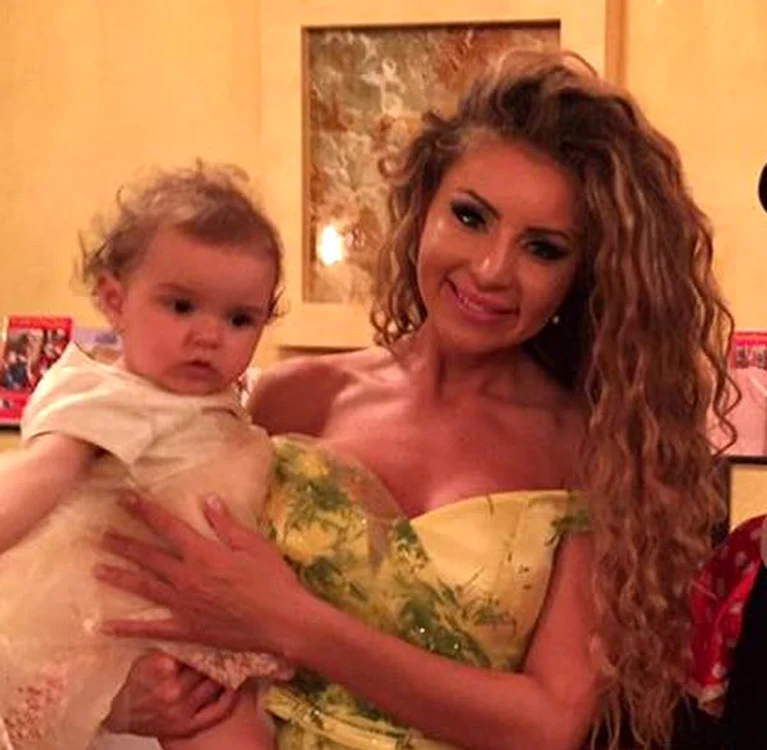 
    Roxana Vaşniuc şi fetiţa ei, Rose-Mariefoto: arhiva personală  