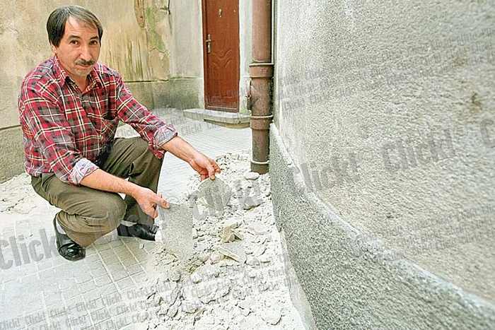 Maria Rudeanu ne arată  în ce hal sunt pereţii  din dormitor. Cutremurele  au lăsat urme adânci(Fotografii: Dorin Constanda )