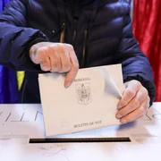 Procesul electoral după deschiderea urnelor în București și Ilfov. FOTO Inquam Photos / Octav Ganea