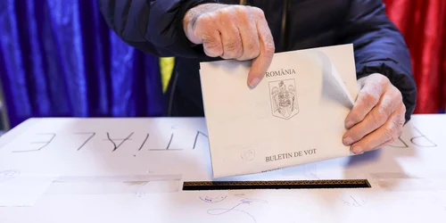 Procesul electoral după deschiderea urnelor în București și Ilfov. FOTO Inquam Photos / Octav Ganea