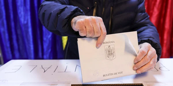 Procesul electoral după deschiderea urnelor în București și Ilfov. FOTO Inquam Photos / Octav Ganea