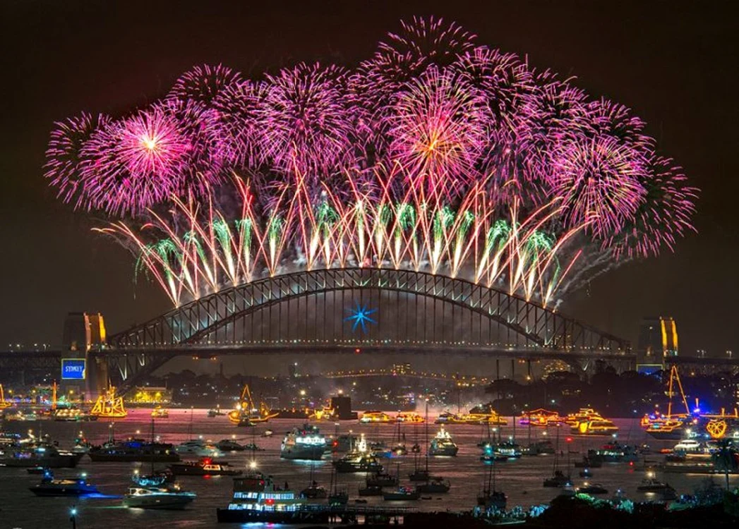 Anul 2015 a început cu superbe focuri de artificii, cu speranțe și bucurii