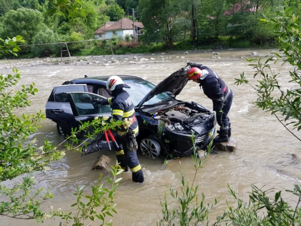 Maşina a fost avariată serios după ce a căzut în râul Trotuş FOTO ISU Bacău