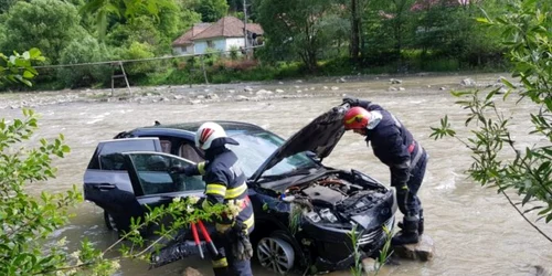 masina raul Trotus cadere FOTO ISU Bacau