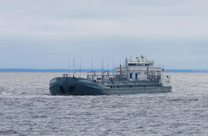 FOTO Un petrolier rusesc lovit în Rostov-pe-Don a început să se scufunde