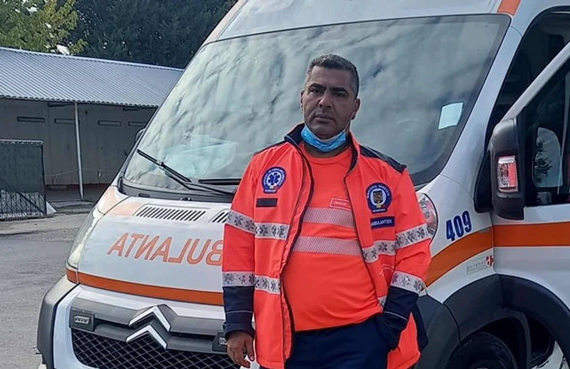 
    Nicolae Gogor lucrează de 15 ani pe ambulanțăfoto: Facebook/Arhiva personală  